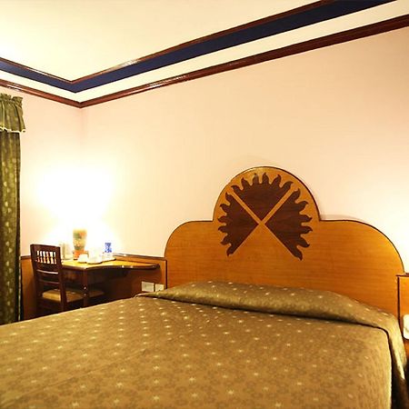 Hotel The Surya, Cochin à Angamaly Extérieur photo